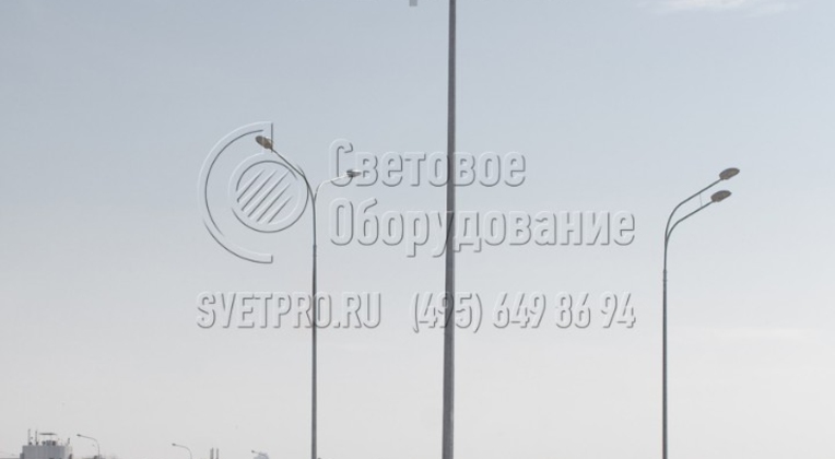 На опору со стволом в форме многогранника можно установить тяжелые кронштейны. В примере на фото кронштейн имеет очень длинный вынос. Это сделано для того, чтобы расположить световое пятно дальше от ствола и осветить большее открытое пространство с использованием меньшего числа опор. 