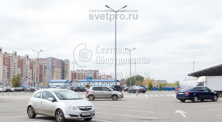 Опора с многогранным корпусом разработана инженерами так, чтобы ее можно было адаптировать под установку разных световых приборов. В примере на фото используются светильники с креплением на боковой части корпуса. В них установлены светодиодные лампы освещения. 
