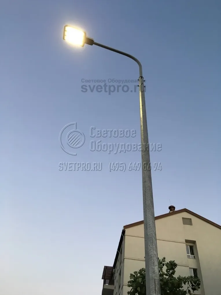 На фото изображена опора, на верхушке которой установлен светодиодный светильник. Использование светодиодных источников света дает возможность значительно сократить затраты энергии на освещение улиц. Сами светодиоды служат долго, лампы не требуют замены в течение всего срока службы. 