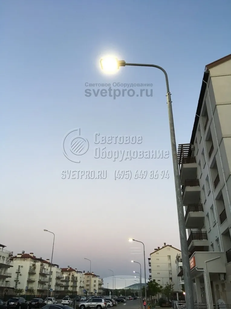 На фото изображена опора с граненым корпусом, сделанная из листовой стали. Ствол получают методом гибки заготовок, после чего конструкция сваривается вдоль. Для повышения качества сварки используется автоматизированное оборудование. Качество соединения проверяется ультразвуком. 