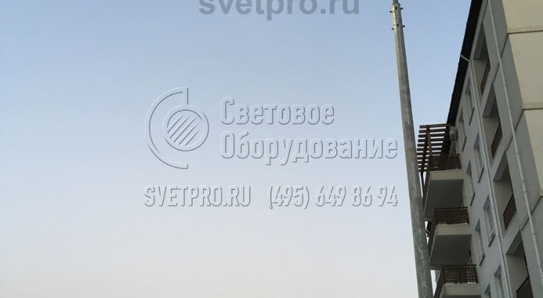 На фото изображена опора с граненым корпусом, сделанная из листовой стали. Ствол получают методом гибки заготовок, после чего конструкция сваривается вдоль. Для повышения качества сварки используется автоматизированное оборудование. Качество соединения проверяется ультразвуком. 