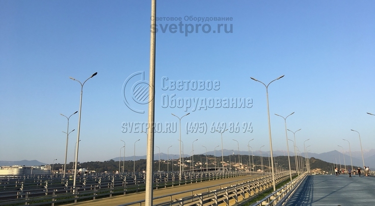 Изображенные на фото опоры имеют унифицированный оголовок и фланец для монтажа. За счет этого на их верхушку можно устанавливать разные типы кронштейнов и монтировать на закладную деталь, забетонированную в фундаменте. Подводка кабеля к несиловым опорам производится под землей. 