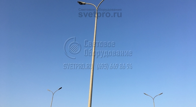 В стандартном варианте оголовок осветительной конструкции, представленной на фото, сделан под кронштейны с хвостовой частью и шайбой, которая не дает попасть внутрь ствола осадкам и мусору. Однако производитель по отдельному заказу может изготовить модель опоры под кронштейн с обечайкой. 