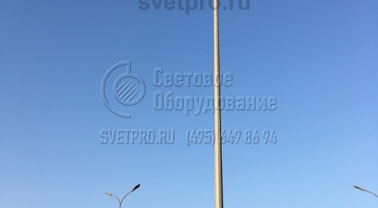 Опора на фотографии относится к категории несиловых и устанавливается с помощью ЗДФ. За счет этого корпус конструкции имеет высоту ровно 11,5 метра и не удлиняется за счет хвостовика. Изделие к месту установки можно перевезти на стандартном полуприцепе без оформления провода негабарита. 