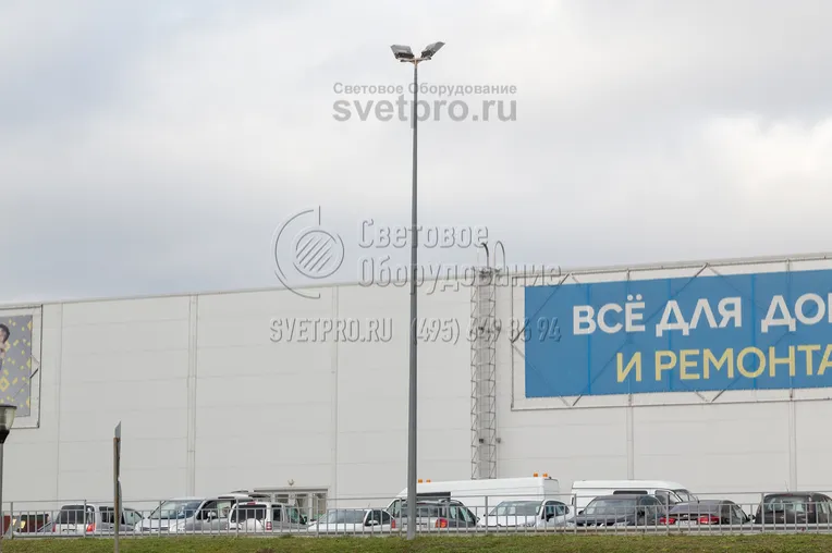 Фланцевая опора монтируется на месте с помощью закладной детали. За счет этого ее можно установить в местах со сложным рельефом. Для смещения центральной оси ствола относительно оси закладной детали используются консоли. Они изготавливаются по индивидуальному заказу клиента. 
