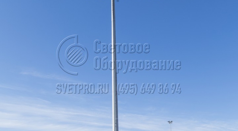 С помощью одного ствола, который имеет высокую прочность и несущую способность, можно осветить очень большую площадку. В варианте на фото используется конструкция высотой 16 метров с 6 прожекторами направленного света. Она заменяет собой мачту освещения со стационарной короной. 