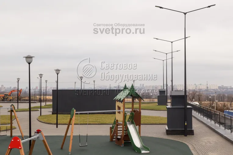 Вверху опоры НФК-7,0-02-ц крепится светильник или кронштейн.