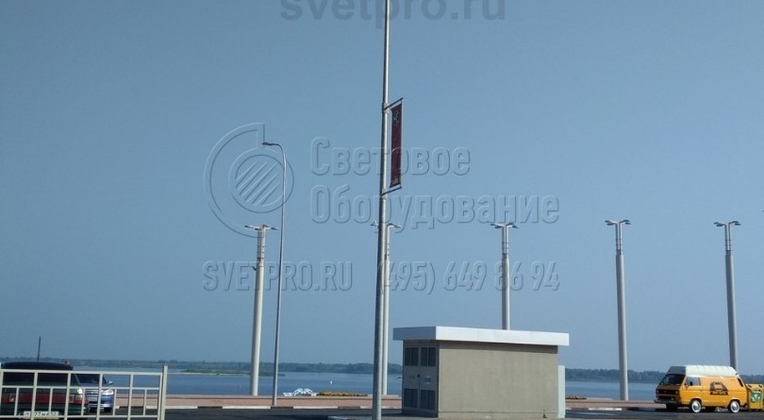 Опоры НФК-9,0-02-ц в верхней её части с помощью болтов закрепляет кронштейн для осветительных приборов.