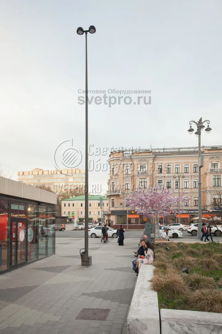 Освещение пешеходного тротуара с помощью опор НФК-10,0-02-ц в г. Москва.