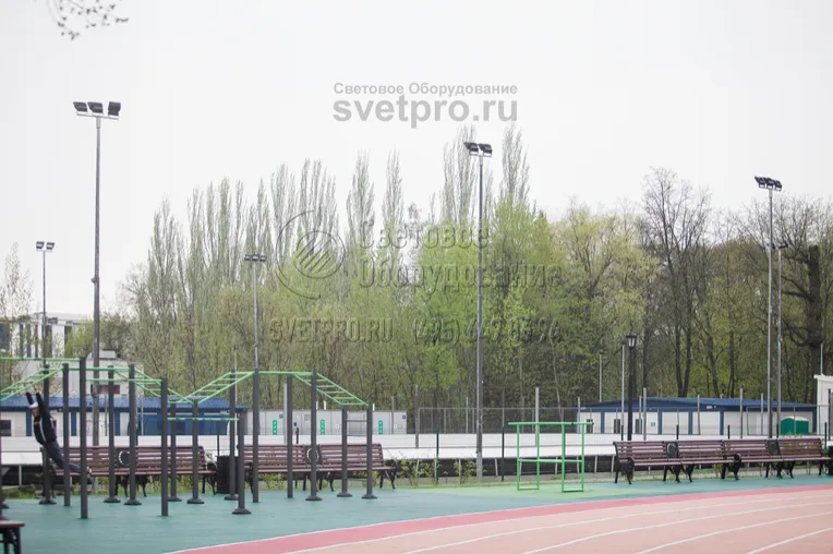 Освещение спортивных объектов с затруднённым подъездом спецтехники для
обслуживания светильников.