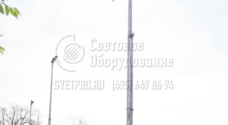 Освещение ледовой площадки с помощью складывающихся опор.
