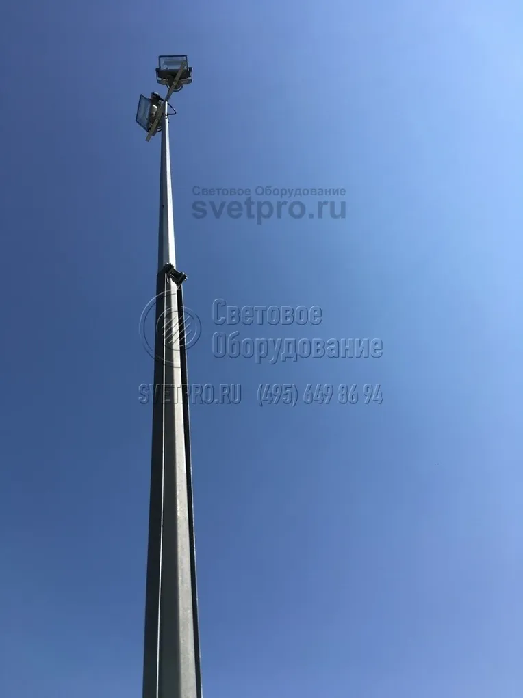Складная опора: вид снизу вверх на шарнирный узел, место, где опора складывается.
