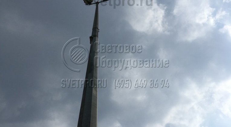 Прожекторы для спортивного освещения установлены на складывающуюся опору, что
позволяет легко и без лишних затрат обслужить светильники.