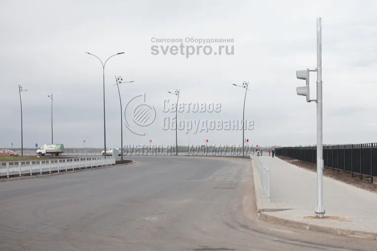 Трубчатые опоры часто применяются не только для установки светильников, но и для монтажа светофоров. Для изготовления такой опоры используются трубы с круглым поперечным сечением. Толщина стенок труб подбирается таким образом, чтобы они выдерживали нагрузку от тяжелого оборудования. 