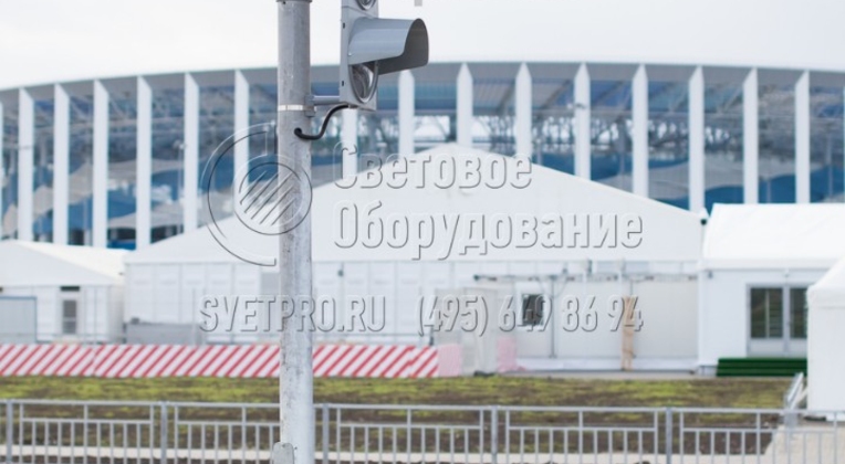 На фото приведен пример использования трубчатой конструкции для установи светофора. Крепление светосигнального оборудования производится с помощью отдельных кронштейнов. Подводка кабелей произведена под землей, а для коммутации в нижней части предусмотрен ревизионный лючок. 