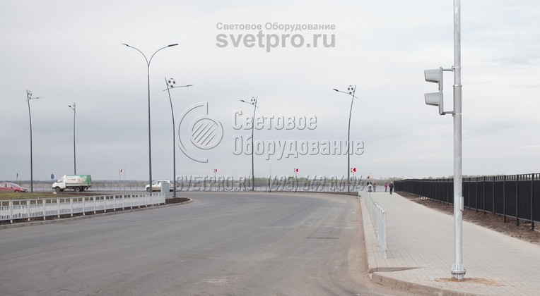 Трубчатые опоры часто применяются не только для установки светильников, но и для монтажа светофоров. Для изготовления такой опоры используются трубы с круглым поперечным сечением. Толщина стенок труб подбирается таким образом, чтобы они выдерживали нагрузку от тяжелого оборудования. 