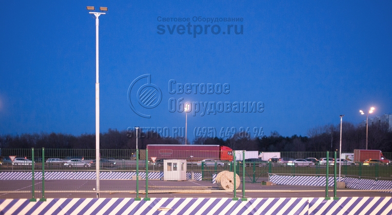 Трубчатые опоры имеют круглое поперечное сечение, поэтому они выглядят красивее граненых и часто устанавливаются в местах отдыха людей. Высокие конструкции могут применяться для освещения спортивных площадок. В варианте на фото на верхушке опоры установлены светодиодные прожекторы. 