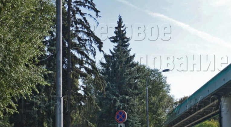 Корпус опоры из трубного проката, изображенной на фото, имеет сегментное строение. За счет этого верхняя часть опоры имеет меньший вес, а центр тяжести опускается к основанию. Изделие приобретает большую устойчивость, выдерживает тяжелый светильник и сильный ветер во время эксплуатации. 