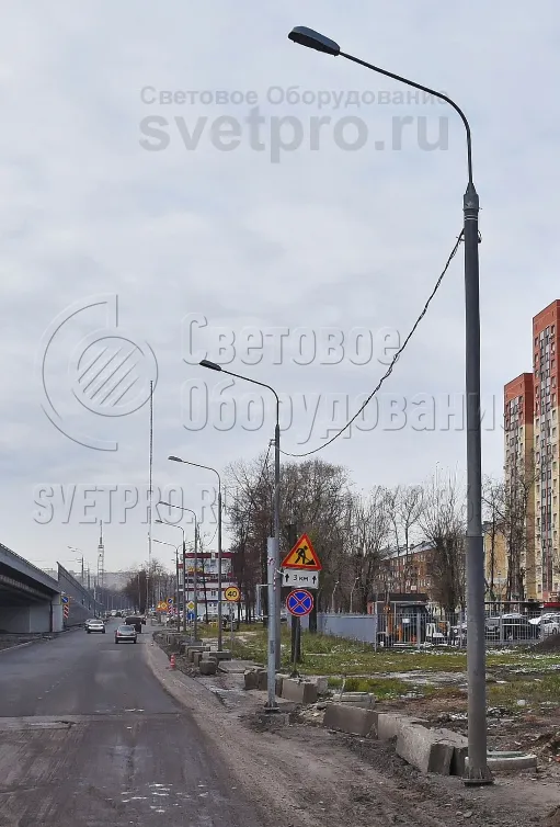 На фото изображена трубчатая опора высотой 18 м. Она относится к категории несиловых, поэтому подводить кабель согласно стандарту необходимо под землей. Но так как прочность рассчитывается с запасом, силовой провод может подвешиваться к стволу с помощью специальной арматуры. 