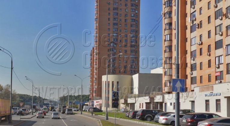 На фото изображена трубчатая опора с двумя консольными световыми приборами на радиальном кронштейне. Нижняя часть изделия украшена декоративной тумбой. Она закрывает ревизионное отверстие, в котором выполняется коммутация подземной силовой линии и внутренней проводки ствола. 