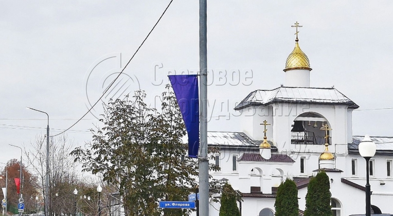 Конструкция на изображении устанавливается в грунт с помощью хвостовика. Поэтому для ее монтажа не нужно покупать закладную деталь фундамента. Кроме того, в нижней части отсутствует большая опорная площадка. Поэтому изделие органично смотрится на газоне, трава подходит вплотную к стволу.