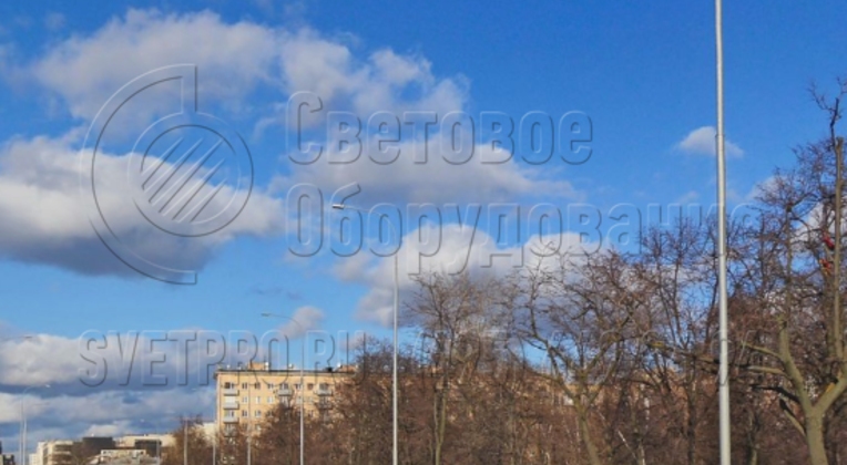 Прочность трубчатых опор рассчитывается таким образом, чтобы выдержать вес кронштейна со световым прибором. Это изделие относится к классу несиловых, поэтому электрические линии прокладываются в траншеях под землей. Толщина стенок труб и марка стали подбирается под конкретную нагрузку. 