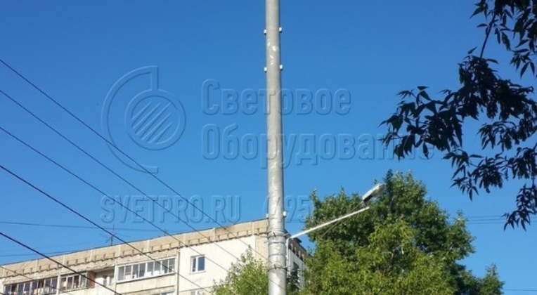 Трубчатая опора, представленная на фото, имеет высоту 25 метров. Но перевезти ее от со склада к месту установки можно на стандартном полуприцепе. Особенность изделия в том, что его корпус состоит из сегментов, соединяемых телескопическим способом. Для сборки не нужно использовать сварку. 