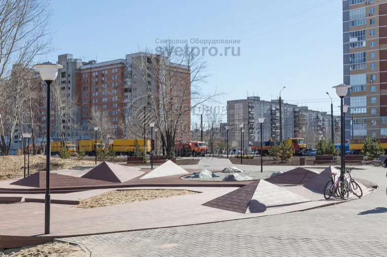 В примере на изображении опоры типа НП используются для освещения декоративной инсталляции в городском сквере. На верхушках установлены приборы освещения без выносов, что позволяет равномерно распределить световой поток вокруг ствола. Монтаж выполнен с помощью хвостовых частей ствола. 