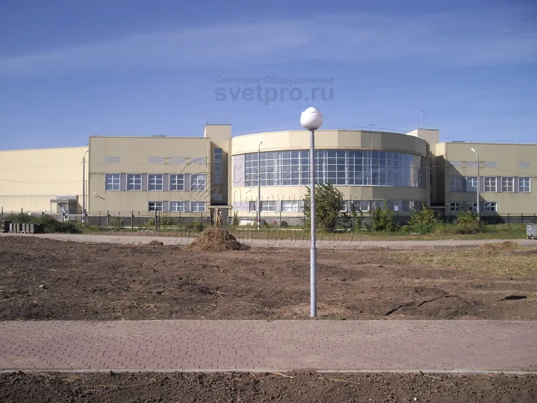 В представленном на изображении варианте для защиты от окисления углеродистой стали ствол из стальных труб покрыт слоем цинка. Он наносится путем погружения в емкость с расплавленным металлом. Для крашения такой конструкции можно заказать ее окрашивание на заводе в выбранный цвет. 