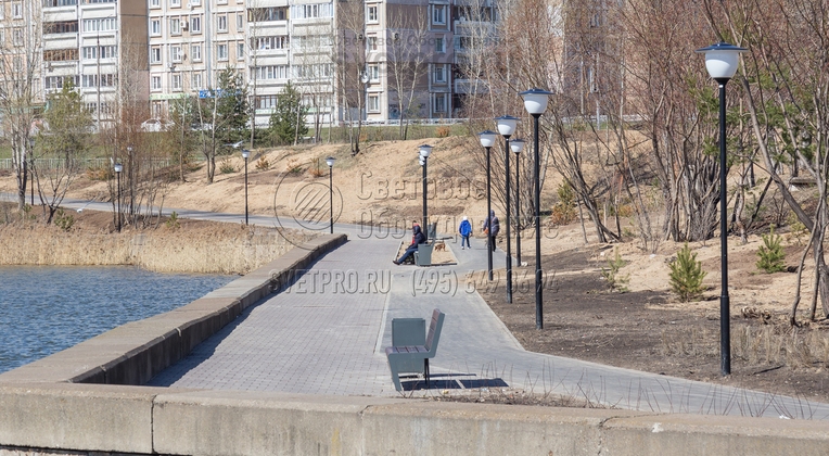 Осветительные опоры с хвостовой частью быстрее устанавливаются вдоль дорожек. Для их монтажа нужен один технологический цикл. Вначале пробуривается котлован под хвостовую часть, после чего в него вставляется весь корпус и бетонируется за хвостовую часть. Закладные элементы не нужны.