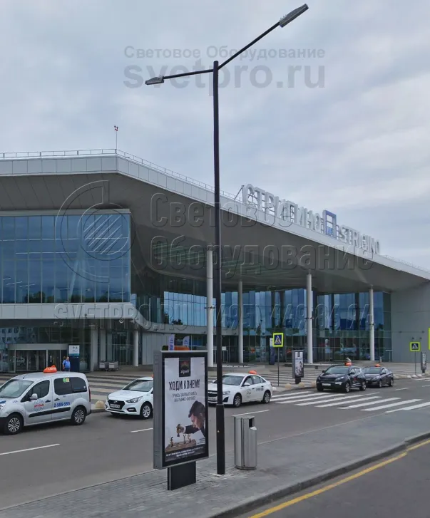 Осветительные конструкции с корпусами из труб давно применяются для строительства инженерных сетей освещения. Но они имеют вполне современный внешний вид. Сделать дизайн более минималистичным помогают консоли под световые приборы, а также окрашивание поверхности в черный цвет. 