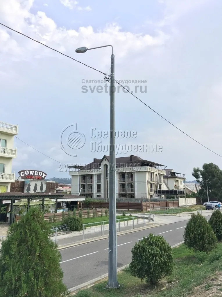 На фото представлена граненая коническая опора, которая относится к категории силовых. Особенностью изделия является высокая несущая способность. Прокладывать кабель для подводки электричества можно по воздуху. Крепление производится на специальную арматуру возле оголовка. 