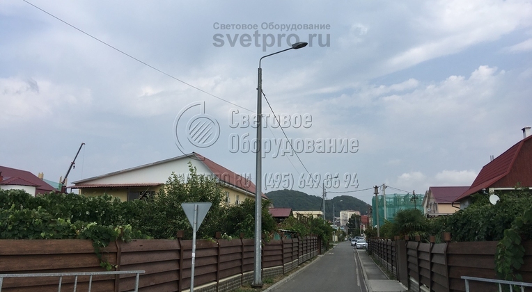 Опора на фото покрыта слоем цинка. Он наносится методом горячего цинкования в специальных емкостях. Для увеличения прочности и долговечности защитного слоя поверхность ствола перед обработкой очищается от загрязнений и обезжиривается. Срок службы покрытия составляет не менее 15 лет. 