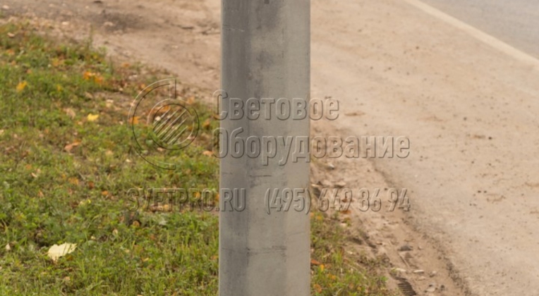 Силовая опора типа СФГ крепится на опорный фланец, который прикручивается к закладной детали. Отверстия у опорной площадки сделаны по окружности. А сам подпятник дополнительно укреплен треугольными косынками, которые приварены к нему и стволу опоры. 