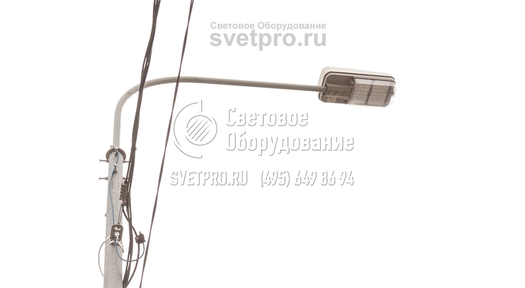 На фото изображен оголовок силовой опоры. На верхушке установлен кронштейн с одним рожком для крепления консольного светового прибора. В примере используется светильник со светодиодами, которые потребляют мало электричества и не требуют замены в течение всего срока службы. 