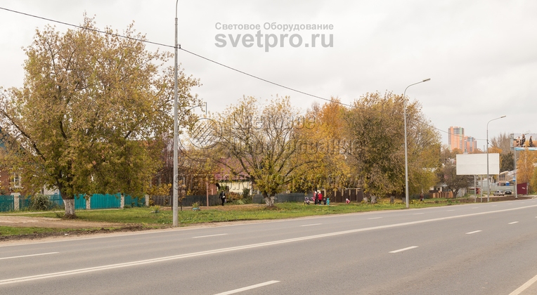 В варианте на фото осветительная инфраструктура построена с использованием воздушного силового кабеля. Однако электрический провод к стволу может подводиться и под землей. В этом случае для коммутации кабеля с внутренней проводкой используется клеммная колодка в ревизионном отверстии.