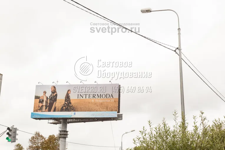 Осветительная опора СФГ, изображенная на фото, служит основой для строительства долговечных и надежных систем наружного освещения. Благодаря особой технологии производства срок службы конструкции составляет не менее 25 лет, в течение которых изделие не требует сложного обслуживания. 