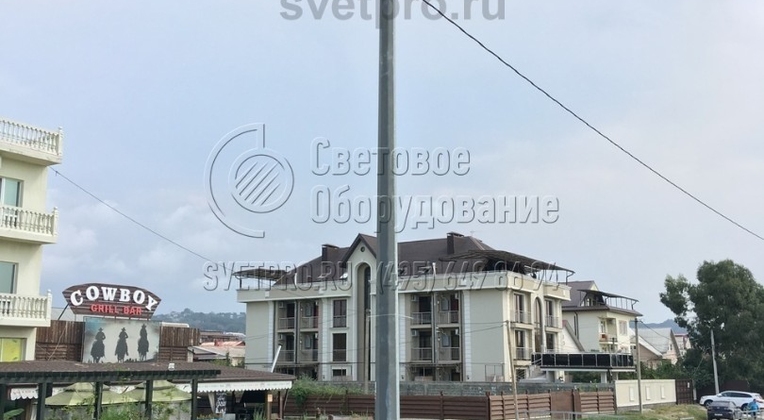 Прочность силовой опоры позволяет подвешивать к нему провода для подачи питания к светильникам. Однако остальная проводка проложена внутри ствола. Кабель подходит к светильнику внутри полой детали кронштейна. Это делает опору более красивой и предотвращает обрывы.
