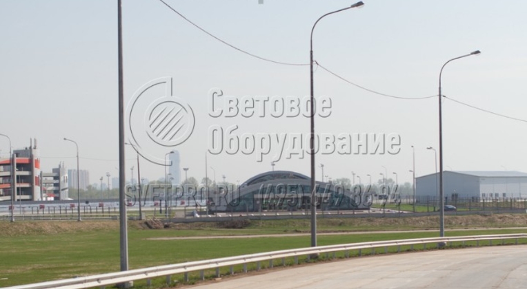 На опорах силового типа с граненым стволом установлены кронштейны с хвостовой частью и ограничивающей шайбой. Для их установки необходимо вставить хвостовую часть в отверстие и зафиксировать ее болтами. Резьбовое соединение остается разъемным, кронштейн можно снять без резки металла. 