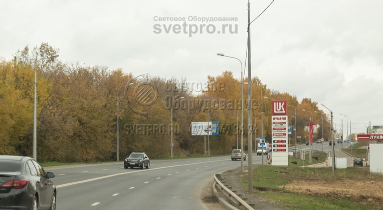 При подключении силового кабеля к стволам по воздуху, как это изображено на фотографии, нет необходимости рыть котлованы между опорами. Поэтому ставить осветительные стволы можно на существующих улицах. Портить тротуары, демонтировать ограждения и разрушать газоны не придется. 