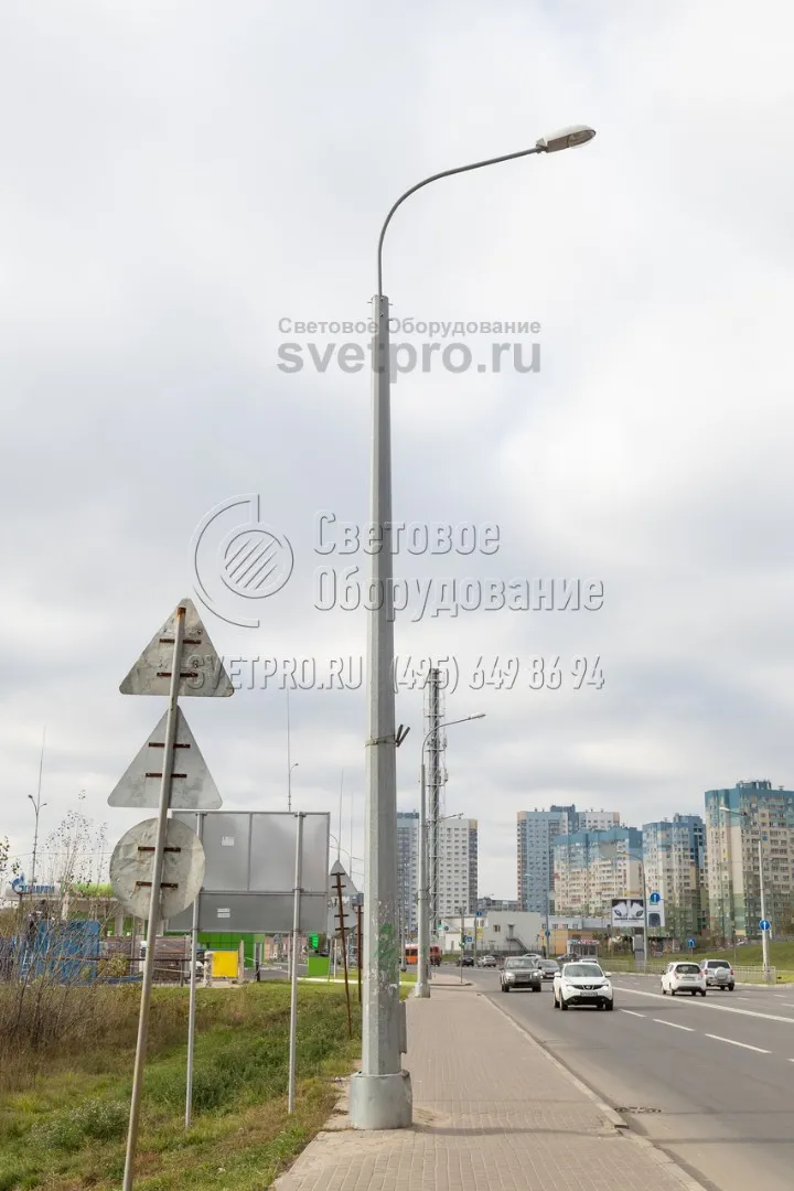 На фото изображена силовая опора, к которой кабель питания проведен под землей. Для его прокладки роются траншеи, после чего в них размещается провод в защитной полиэтиленовой оболочке. Подключение к проводке производится внутри ствола, для чего в нем имеется ревизионное отверстие. 