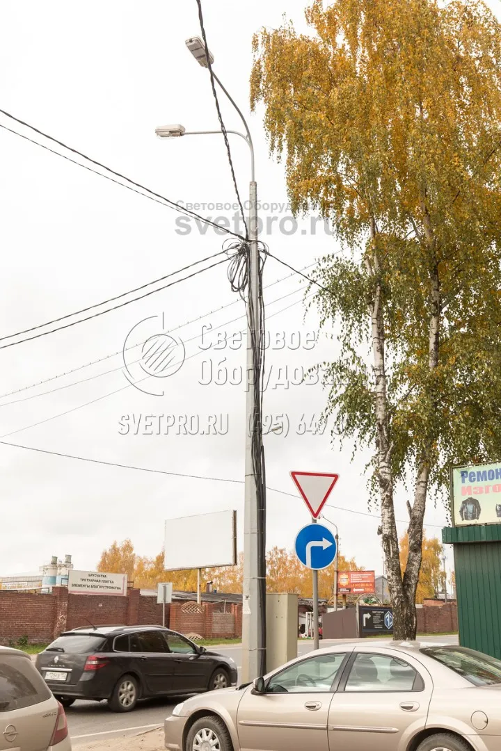 В стандартном варианте проводка ствола расположена внутри полого корпуса. К верхушке крепятся только силовая линия. Однако в представленном на фото варианте кабели закреплены на поверхности корпуса. В этом случае ухудшается внешний вид конструкции и повышается опасность обрыва. 