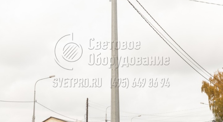 На фотографии изображена силовая опора с фланцевой установкой. Использование закладных деталей позволяет отделить друг от друга процессы бетонирования и крепления наземной части. Такая оптимизация работы строительных бригад сокращает время на строительство и уменьшает затраты. 