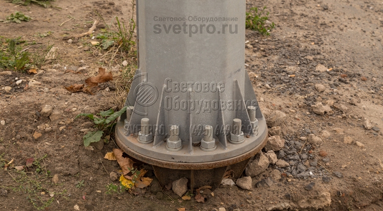 На фото изображена силовая опора, установленная на закладной детали фундамента. Фланцевые конструкции можно монтировать и на закладных элементах, встроенных в мосты, эстакады, парапеты и ограждения. При необходимости сместить место установки используются специальные консоли. 