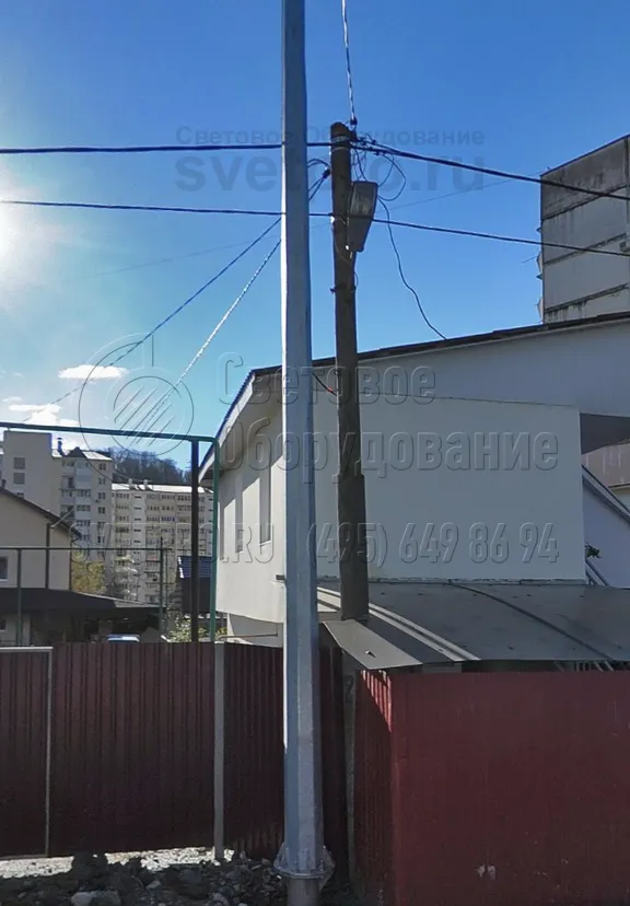 При установке фланцевых силовых опор важно правильно рассчитать глубину котлована. В представленном на фото примере опорная площадка закладной детали находится над уровнем земли, что не предусмотрено стандартом. Рекомендуется обращаться за помощью к профессионалам для установки опор. 