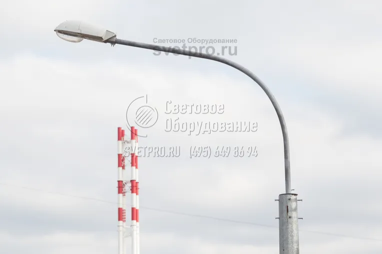 На ствол силовой конструкции можно закрепить разные типы кронштейнов. В примере на фото используется радиальная модель с одним рожком. Установлен консольный светильник с газоразрядной лампой. На стволе кронштейн крепится с помощью хвостовой части, которая фиксируется болтами. 