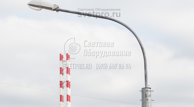На ствол силовой конструкции можно закрепить разные типы кронштейнов. В примере на фото используется радиальная модель с одним рожком. Установлен консольный светильник с газоразрядной лампой. На стволе кронштейн крепится с помощью хвостовой части, которая фиксируется болтами. 
