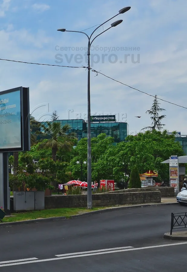 В примере на фото на СФГ установлено три световых прибора. При этом две лампы закреплены на рожках, размещенных один над другим. Они используются для яркого освещения дорожного полотна. Под углом 180 градусов к ним размещен еще один рожок со светильником, который освещает тротуар. 