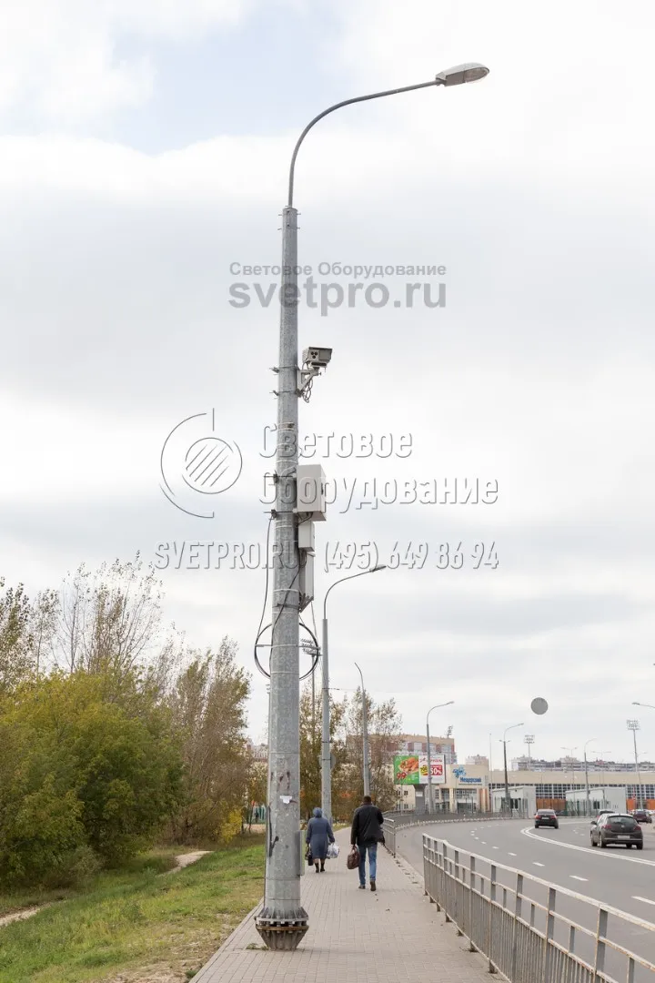 Опора на фотографии смонтирована на месте с помощью фланца. Крепление наземной части корпуса производится на трубчатую закладную деталь, часть которой видна над поверхностью тротуара. Этот способ установки позволяет демонтировать верхнюю часть без разрушения основания с ЗДФ. 