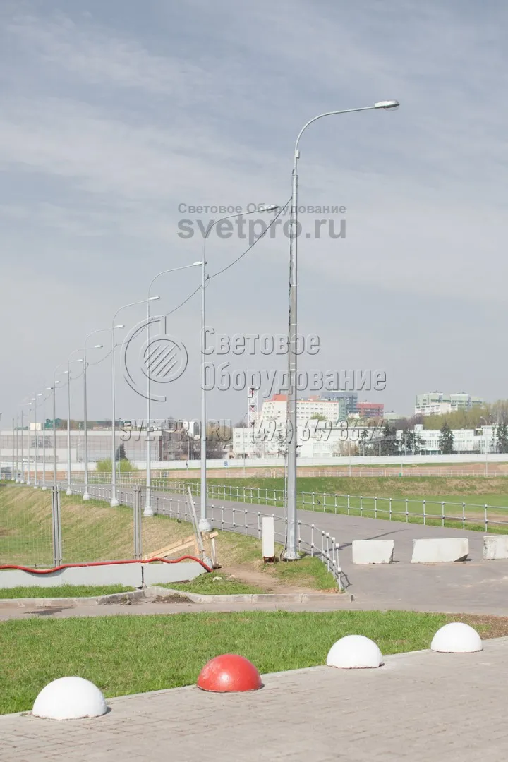 Осветительные опоры, изображенные на фото, относятся к классу силовых. Главная их особенность &mdash; повышенная прочность. Хотя изделие делаются из тонкой стали, она сгибается в форме многогранника. Так появляются углы, которые заменяют ребра жесткости и не дают опоре обрушится под нагрузкой. 